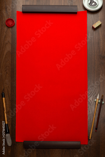 фотографія Blank red Chinese calligraphy rice paper scroll mockup on dark wooden background