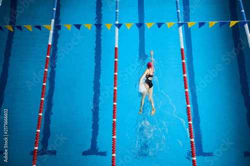Foto Professional swimmer training in pool lane, performing freestyle stroke