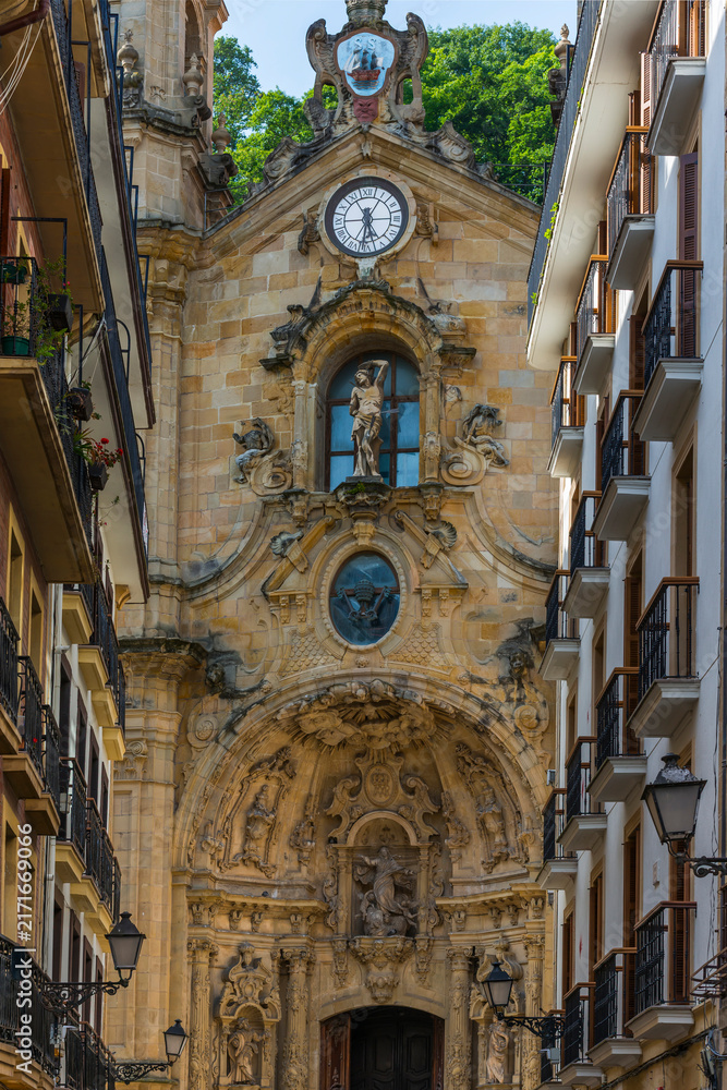 Fototapeta premium Die Einkaufsstraße Calle Mayor mit der Basilika Santa María del Coro in San Sebastian, Spanien