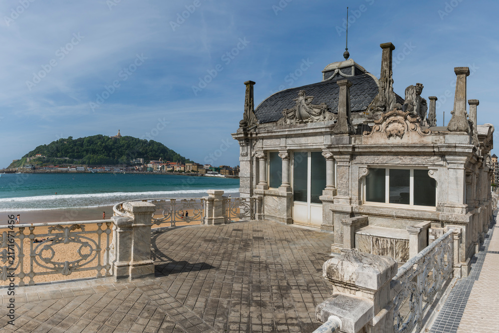Fototapeta premium Badehaus La Perla an der Promenade am La Concha Strand, San Sebastián, Spanien