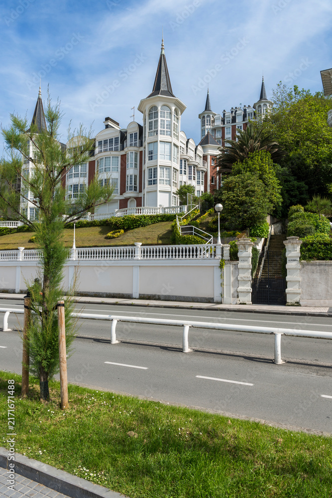Naklejka premium Palacete-san sebastian an der Strandpromenade La Concha in San Sebastian, Baskenland, Spanien