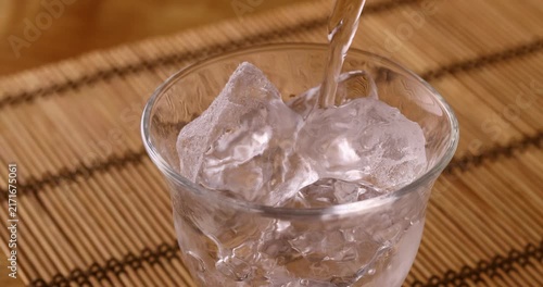 氷の入ったグラスに焼酎を注ぐ