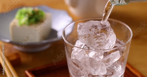 氷の入ったグラスに焼酎を注ぐ