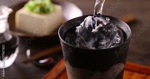 氷の入ったグラスに焼酎を注ぐ