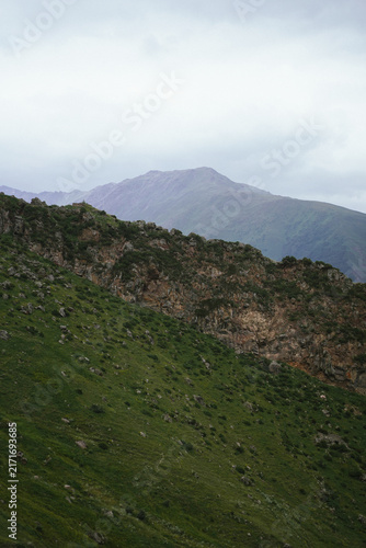 Fotografía Rugged green mountainside on a cloudy day