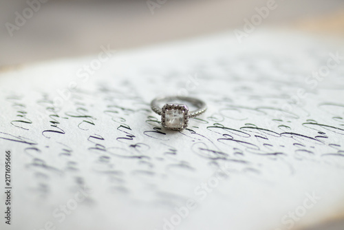 Cuadro en lienzo Elegant diamond ring resting on a handwritten love letter