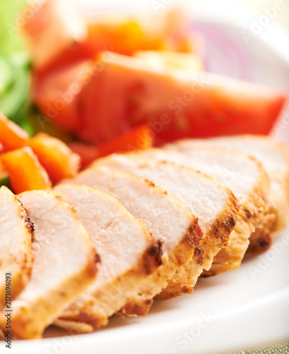 Grilled chicken fillet with fresh vegetable salad. 