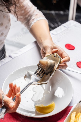 Foto Eating Raw Oyster with a Fork