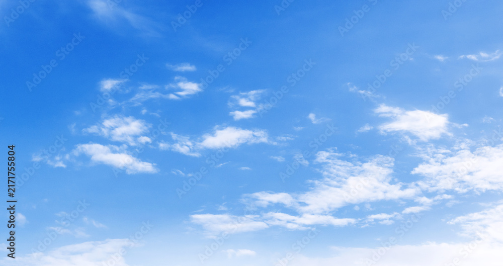 Obraz premium Clear blue sky with soft white clouds drifting