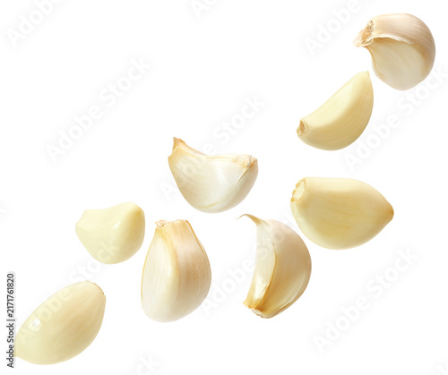 Peeled and unpeeled garlic cloves