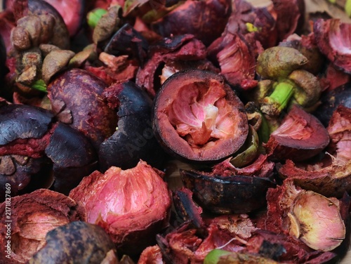 Foto Full frame close up photo of discarded purple mangosteen peels and rinds filling