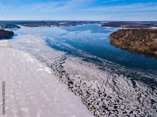 Cuadro en lienzo Stockholm archipelago frozen water with ice floes during winter