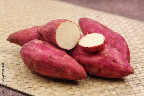 фотографія Fresh sweet potato, a naturally sweet and nutritious root vegetable with a soft, starchy texture