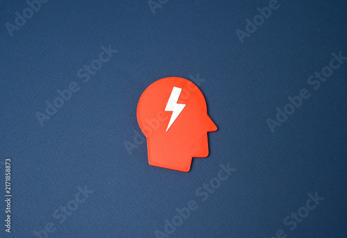Foto Head symbol with a lightning bolt representing shock