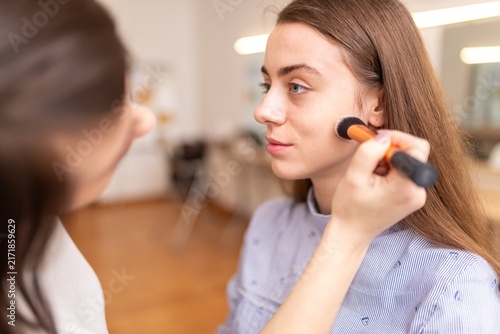 Canvastavla Applying powder to a womans face during a makeup routine