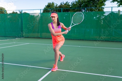 Fotografía A tennis player woman preparing for a backhand stroke