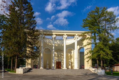 Cuadro en lienzo Scenic summer view of a magnificent historic pavilion showcasing Stalinist empire style architecture with classical columns, sculptures, and a semicircular colonnade at VDNH in Moscow, Russia