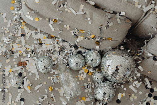 Quadro su tela Glamorous party decoration setup featuring mirrored disco spheres, metallic stre