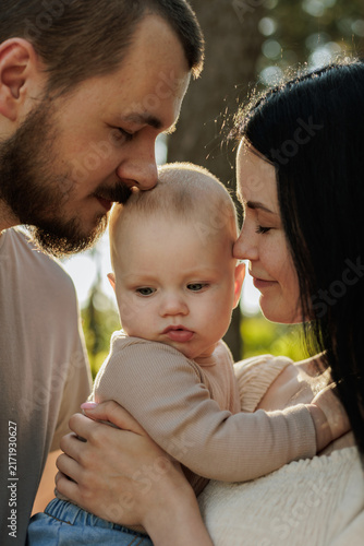 Foto Parents tenderly embrace their baby in a heartwarming outdoor family moment
