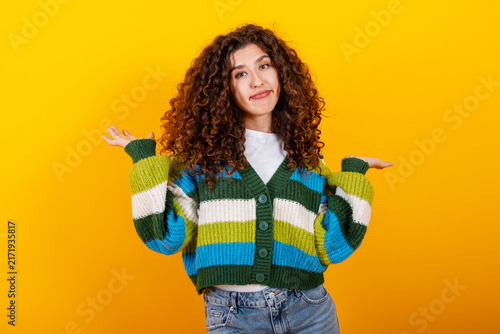 Foto Woman shrugging feeling confused and uncertain