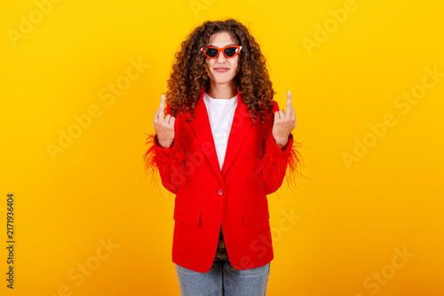 Foto Woman showing middle finger gesture expressing attitude