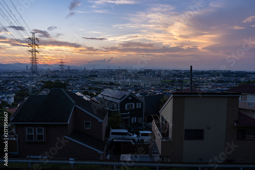 東京都日野市の郊外に広がる住宅街の夕景
