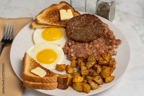 Fotografie fried eggs with   corn beef hash