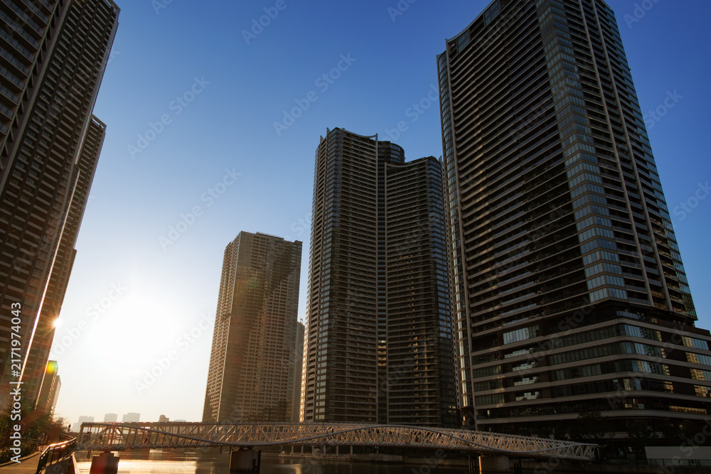 Naklejka premium 青空に眩しく輝く太陽と勝どき・晴海エリアのウォーターフロント