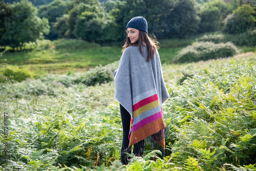 Cuadro en lienzo Woman wearing colorful shawl outdoors