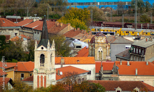 Foto Knin old town rooftops with Catholic and Orthodox church towers, Croatia