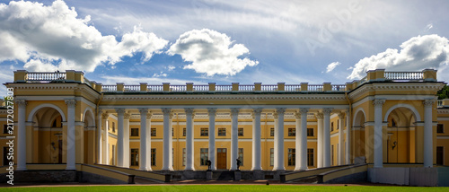 Cuadro en lienzo Ultra wide panoramic view of Alexander Palace in a historic park, featuring neoc