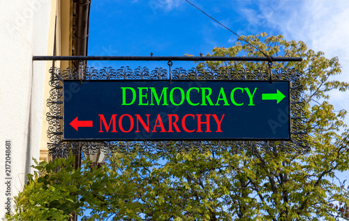 Foto Democracy or monarchy words symbol