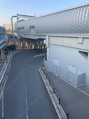 Tapety artystyczne 曇り空の東京・秋葉原、数多くの看板や広告に囲まれた電気街の通り