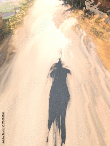 Foto Abstract long exposure motion blur of a distorted dark human shadow on a brightl