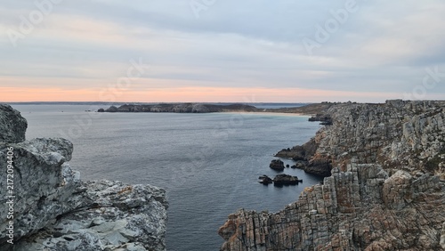 La plage de Pen Hat et la Pointe du Toulinguet vues depuis les falaises de la pointe de Pen Hir (presqu'île de Crozon, Finistère, Bretagne)