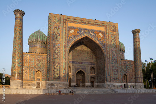 Foto The ancient Sherdor Madrasa on Registan Square on a sunny September evening