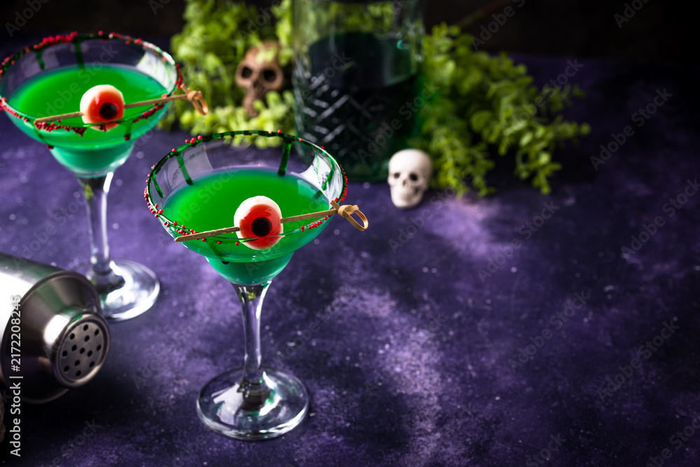 Fototapeta premium Spooky green Halloween monster cocktail with eyeball