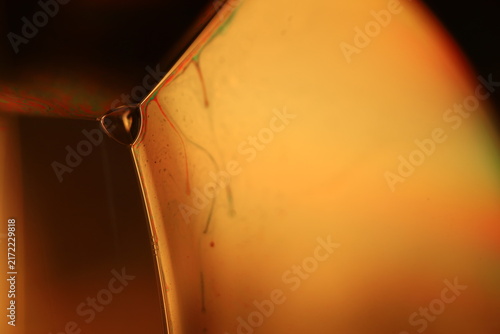 Cuadro en lienzo Golden amber fluid film facet with micro-droplet node and fine drainage lines