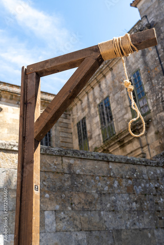 Quadro su tela Low Angle View of Wooden Gallows and Noose Against Stone Building