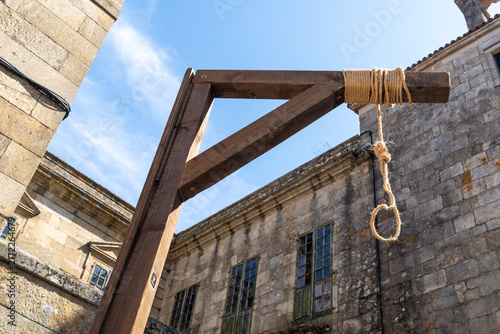 фотографія Low Angle Shot of Wooden Gallows Structure Against Blue Sky