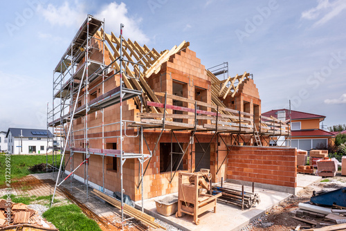 Neubau von einem Doppelhaus mit Ziegelsteinen