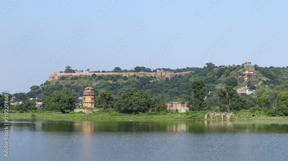 Obraz premium Panoramic Wide View of Chanderi Town from Chanderi Fort, Madhya Pradesh, India.