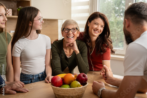 Fotografía Multigenerational relatives relaxing together at home, creating joyful memories