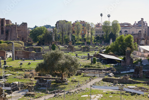 Canvastavla Panoramic high angle view of the Roman Forum archaeological site with ancient ru
