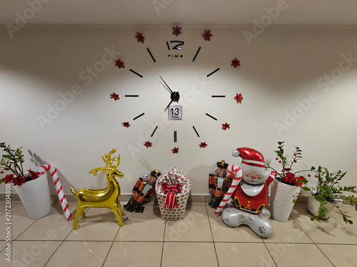 Cuadro en lienzo Festive wall clock with red star accents