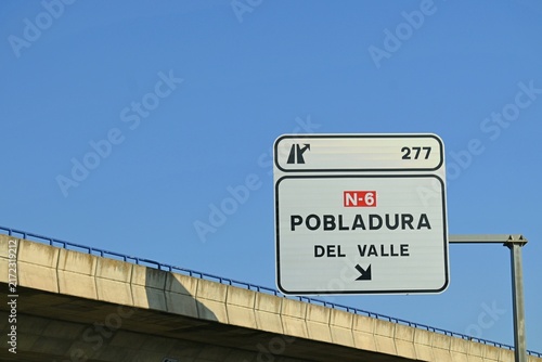 Картината върху платно A road information sign on the A-6 motorway in Spain, indicating exit 277 towards Pobladura de Valle