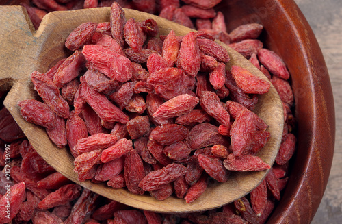 Fotografie goji berries in a wooden spoon close up.