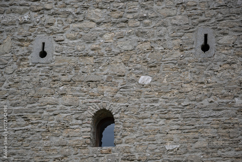 Foto View of the arrow slit in the castle wall from the outside.
