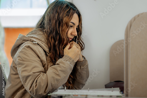 Quadro su tela Young woman studying focusing on academic work