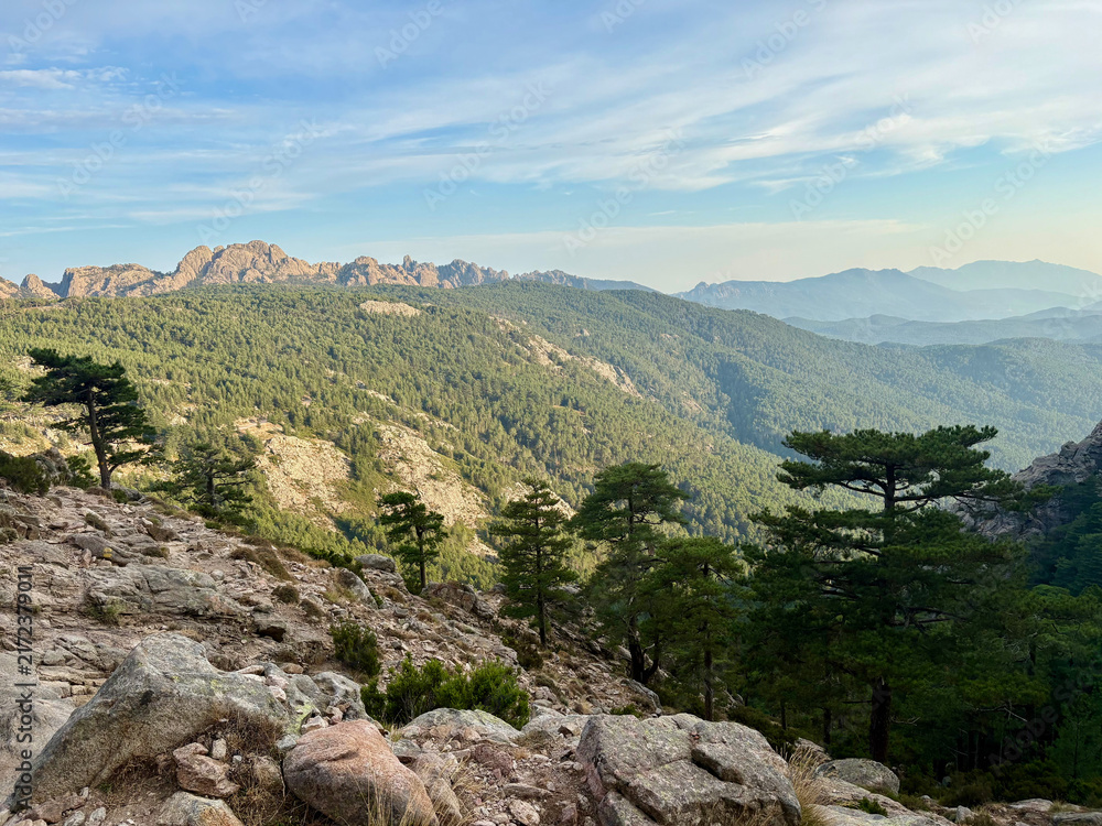 Fototapeta premium Paysage montagneux entre Bassetta et le refuge d’Asinau sur le GR20 en Corse